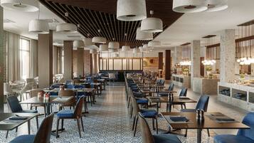 2 restaurants, spécialités Cuisine locale et internationale