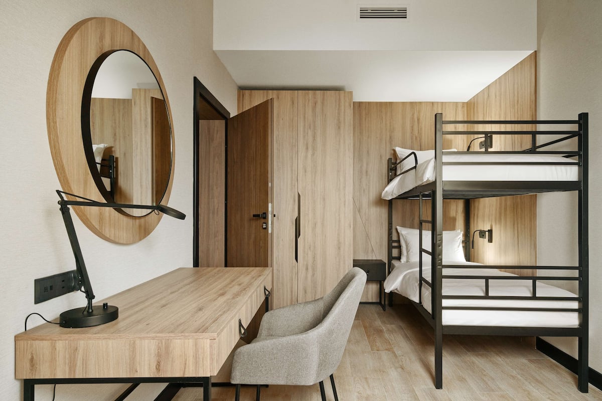 ميني بار وخزنة داخل الغرفة وستائر تعتيم ومكواة/لوح كي