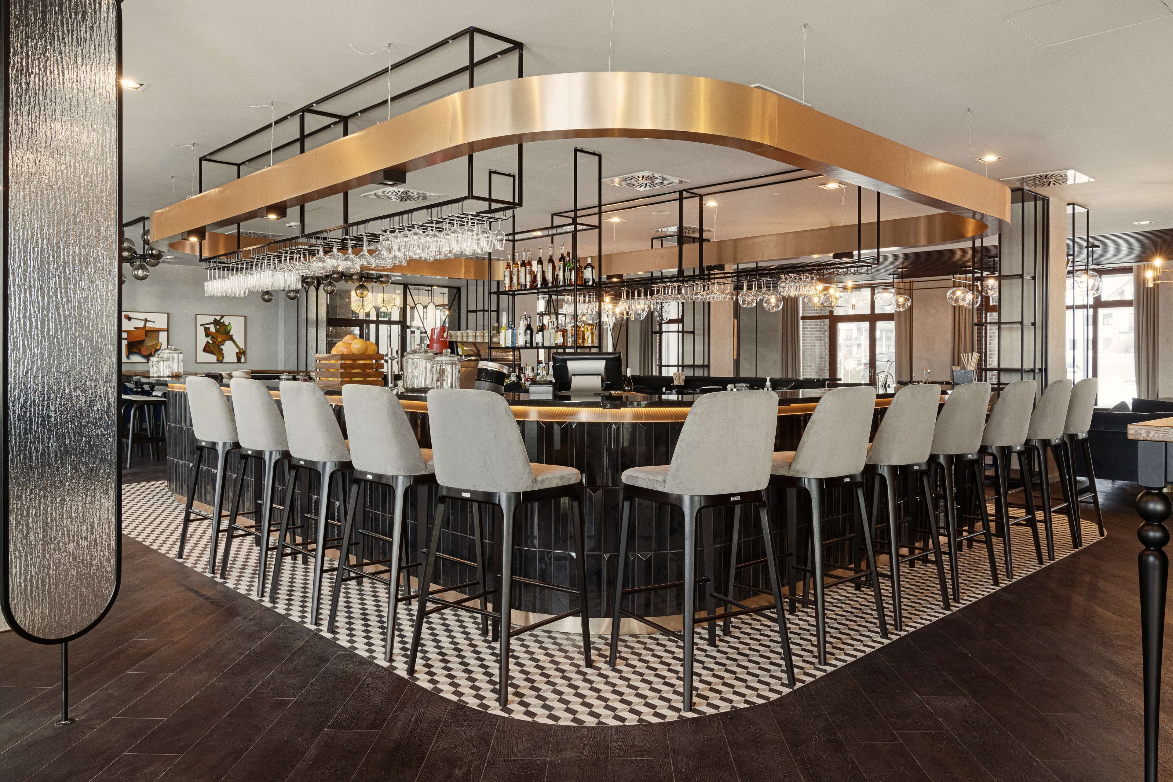 يقدم الغداء، والعشاء، ووجبة فطور متأخر