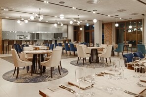2 restaurants; breakfast, lunch, dinner and brunch served  - Lake Hill Mazury, a member of Radisson Individuals (Ostróda)