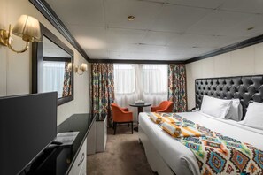 Phòng Deluxe | Bộ đồ giường cao cấp, minibar, trang trí khác biệt 