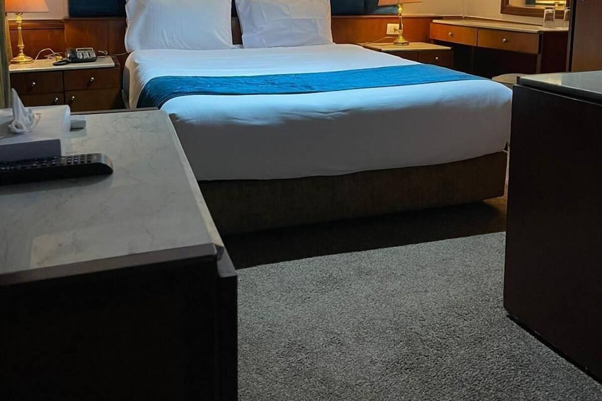 Ropa de cama de alta calidad, minibar y tabla de planchar con plancha 