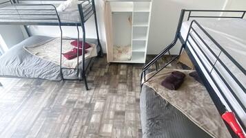 4 dormitorios, tabla de planchar con plancha, wifi y ropa de cama