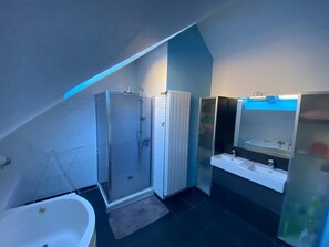 Articles de toilette gratuits, sèche-cheveux, serviettes fournies