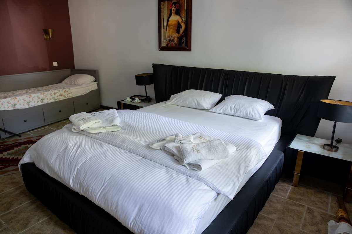 Habitación triple básica, 1 habitación | Escritorio, cortinas opacas, tabla de planchar con plancha y wifi gratis