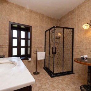 Romantic Room | Bathroom - Moncheri Butik Otel & Restoran (Ayvacik)