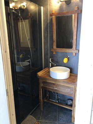 Dusj, hårføner, håndklær og toalettpapir
