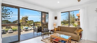 Lou's Tiki Pad - Beachfront Bilinga - Min. 2 Night Stays!