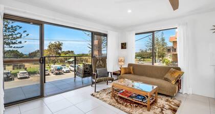 Lou's Tiki Pad - Beachfront Bilinga - Min. 2 Night Stays!