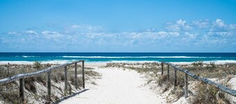 Lou's Tiki Pad - Beachfront Bilinga - Min. 2 Night Stays!