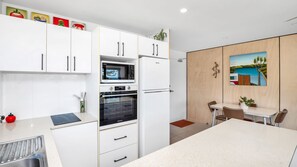 Frigorífico, microondas, placa de cocina y lavavajillas