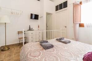 Habitación doble romántica, 1 cama Queen size | Edredón, decoración personalizada, muebles diferentes y wifi gratis 