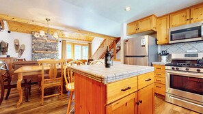 Fridge, microwave, oven, stovetop - Classy Mountain Home. Near Winter Shuttles! W/D, Walk to Ice Rink & Bowling (Mammoth Lakes)