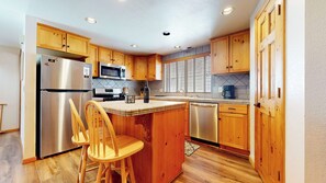 Fridge, microwave, oven, stovetop - Classy Mountain Home. Near Winter Shuttles! W/D, Walk to Ice Rink & Bowling (Mammoth Lakes)