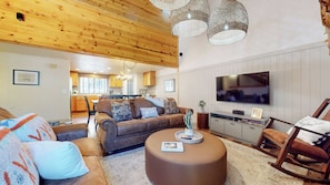Smart TV, fireplace, DVD player - Central Location, Pet-Friendly, Gas Grill & Washer/Dryer. Pool On-site (Mammoth Lakes)