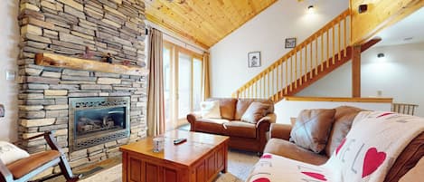 Una Smart TV, una chimenea, un reproductor de DVD