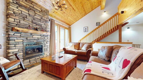 Smart TV, fireplace, DVD player - Classy Mountain Home. Near Winter Shuttles! W/D, Walk to Ice Rink & Bowling (Mammoth Lakes)