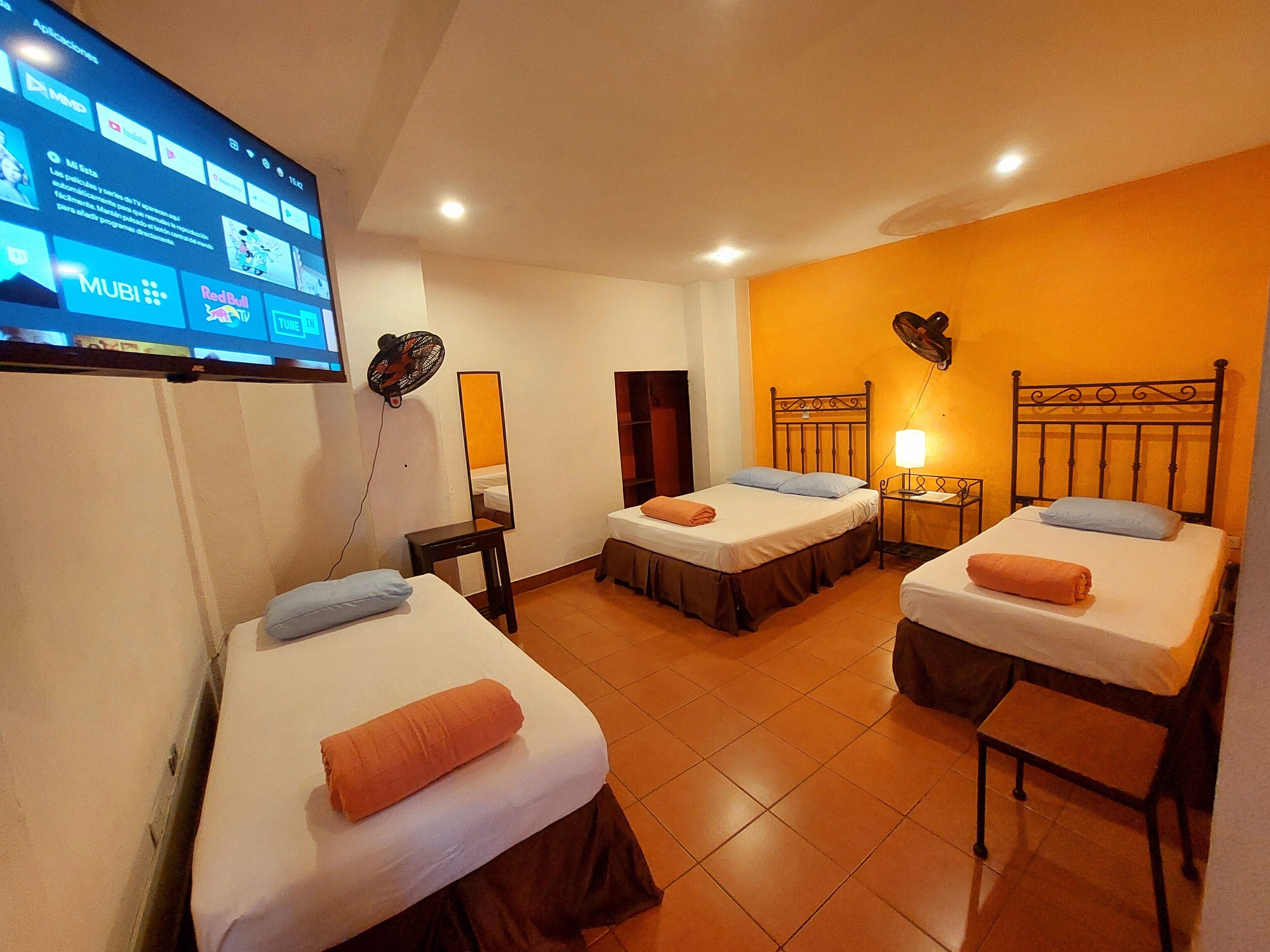 Familjerum för fyra - flera sängar - eget badrum - bottenvåning | Sängtillbehör av högsta kvalitet, duntäcken och gratis wi-fi