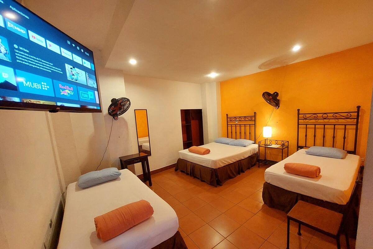 Chambre Quadruple Familiale, plusieurs lits, salle de bains attenante, rez-de-chaussée