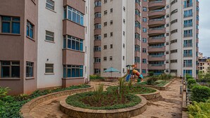 Ein Innenhof mit Spielplatz, umgeben von mehrstöckigen Wohnhäusern.