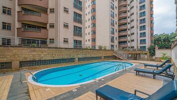 Una piscina al aire libre