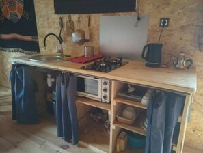 Fridge, oven, coffee/tea maker, electric kettle