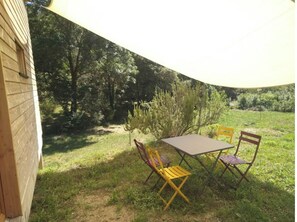 Outdoor dining - Cabin and spa under the stars (joannas)