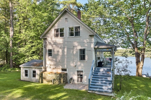 Nostalgic Winter Harbor Wonderland on Lake Winnipesaukee Sleeps 16