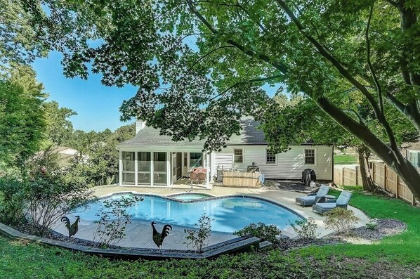 Alberca al aire libre y alberca climatizada