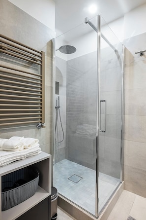 Shower, hair dryer, bidet, towels - Brand new elegant cozy in the heart of Rome. For couple or family wifi AC (Roma)