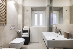 Een douche, een haardroger, een bidet, handdoeken