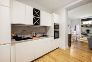 Frigorifero, microonde, forno, piano cottura