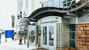 Una entrada a un edificio con un letrero que dice "Expedition Station" y un cartel de bienvenida para "Mountain".