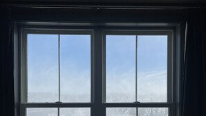 Una ventana con vistas a un paisaje nevado.