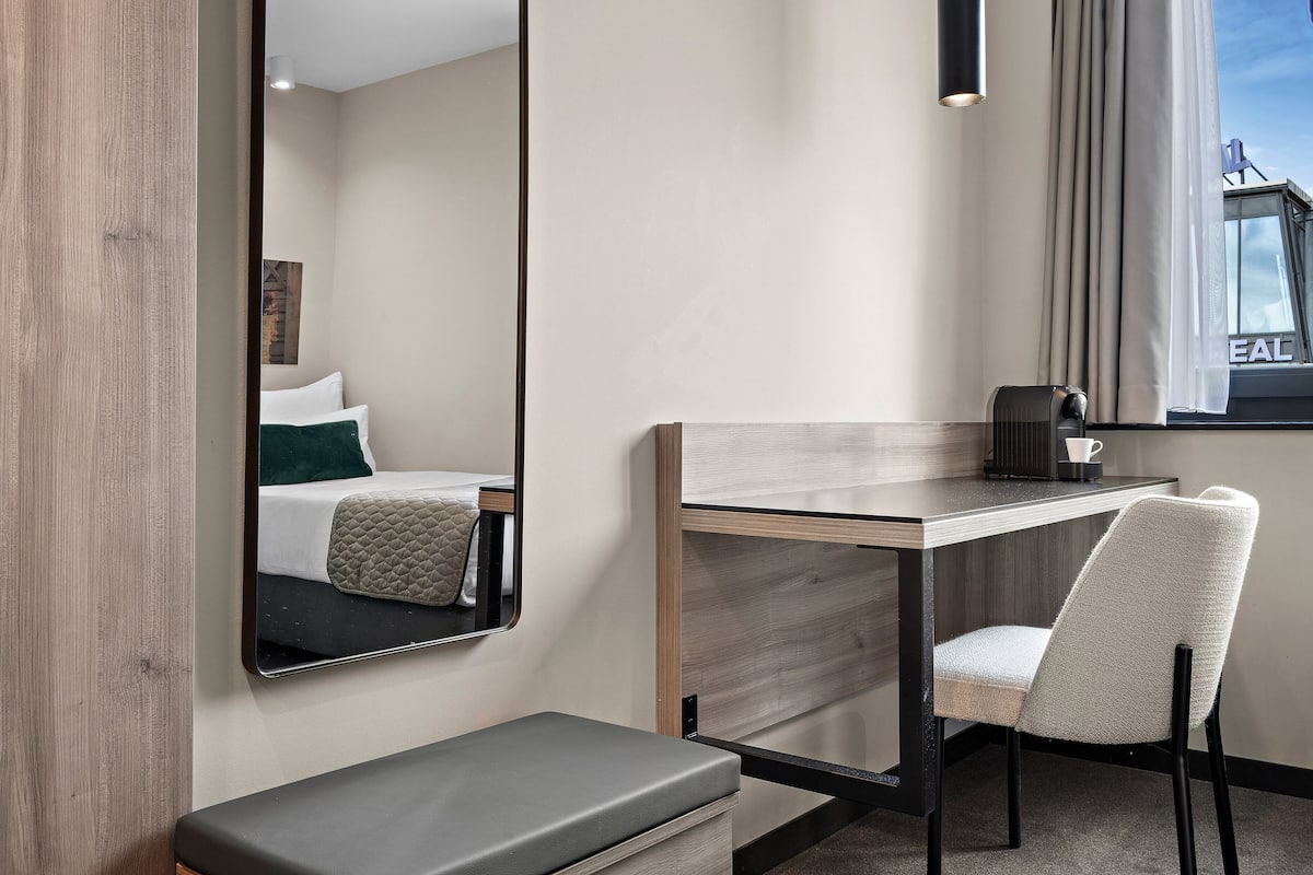 Comfort eenpersoonskamer | 1 slaapkamer, een kluis op de kamer, een bureau