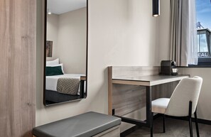 Quarto solteiro conforto | Cofres nos quartos, escrivaninha, cortinas blackout
