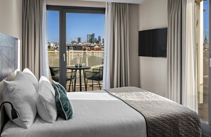 Habitació doble superior | Caixa forta a l'habitació, escriptori i cortines opaques 