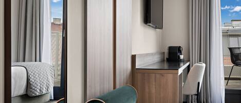 Cofres nos quartos, escrivaninha, cortinas blackout