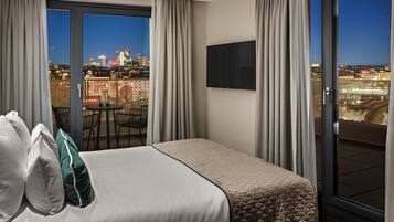 Superior Double Room | In-room safe, desk, blackout drapes, soundproofing