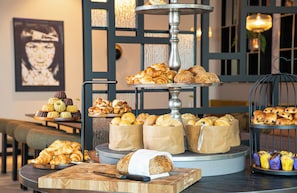 Colazione a buffet, servita tutte le mattine (18 EUR a persona)