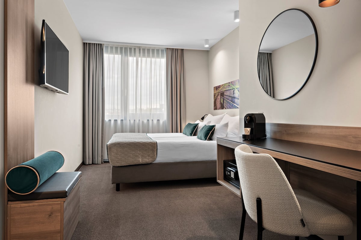 Comfort Double Room | In-room safe, desk, blackout drapes, soundproofing