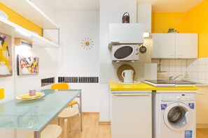 Kühlschrank, Mikrowelle, Herdplatte, Wasserkocher mit Kaffee-/Teezubehör