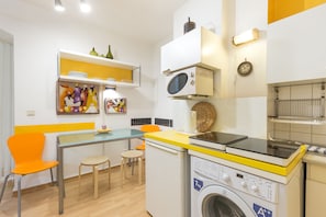 Kühlschrank, Mikrowelle, Herdplatte, Wasserkocher mit Kaffee-/Teezubehör