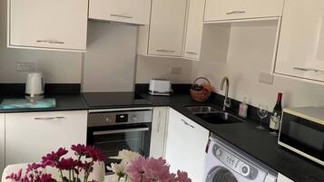 Lemari es, microwave, oven, dan kompor