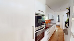 Kühlschrank, Mikrowelle, Ofen, Geschirrspüler