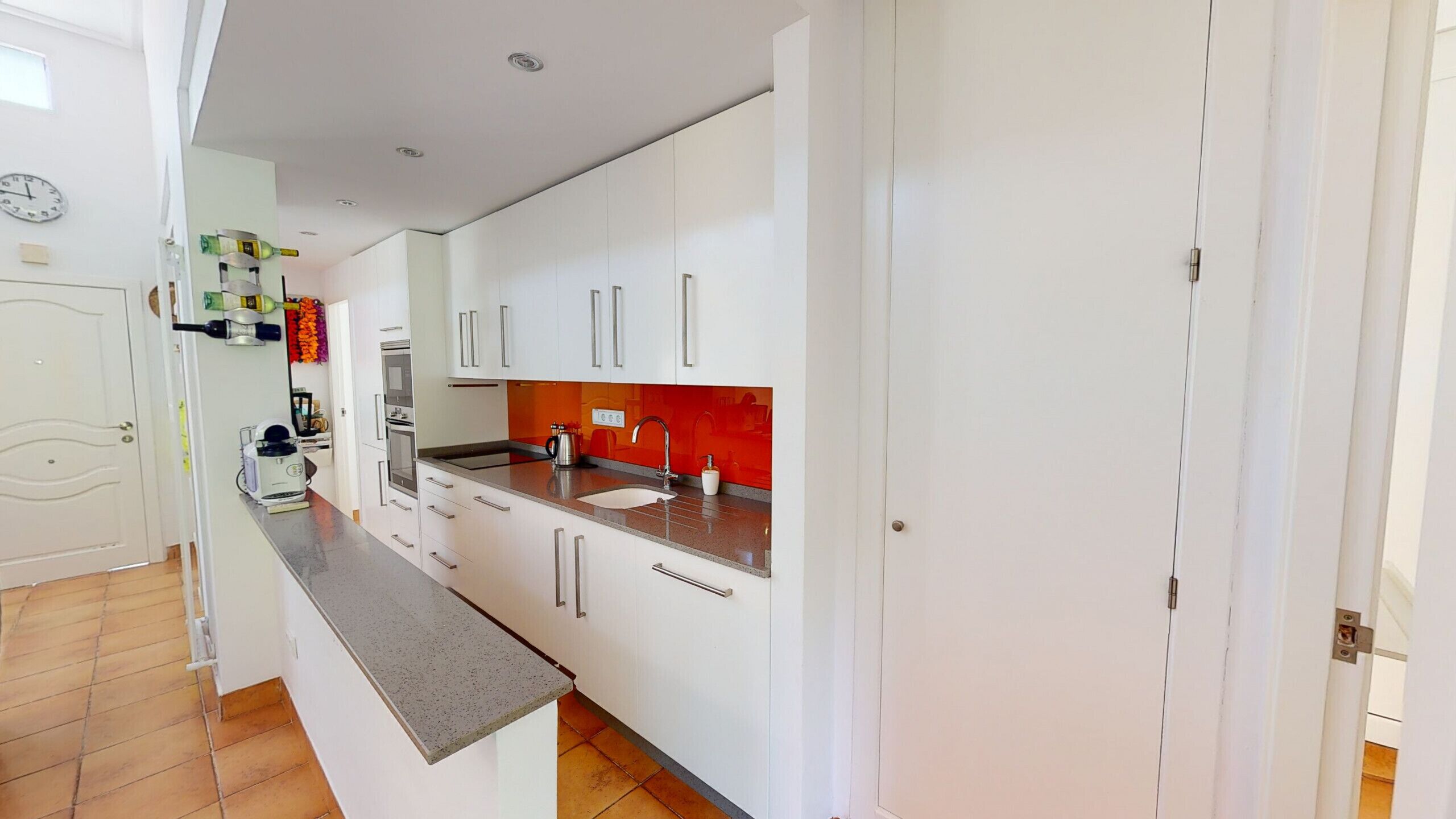 Jääkaappi, mikroaaltouuni, uuni, astianpesukone