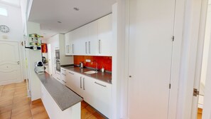 Kühlschrank, Mikrowelle, Ofen, Geschirrspüler