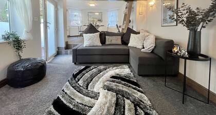 Luxury Cozy Cottage w/ HUGE Hot Tub (Alton Towers)