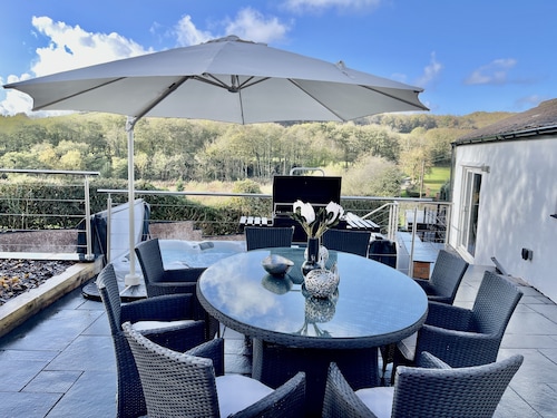 Luxury Cozy Cottage w/ HUGE Hot Tub (Alton Towers)