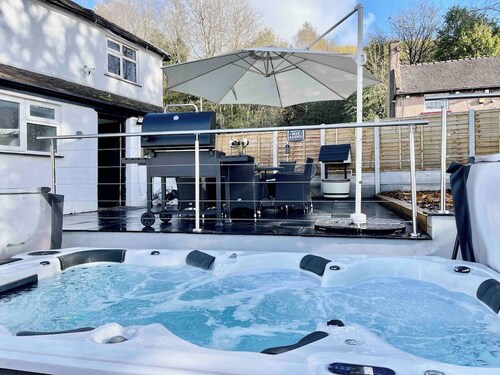 Countryside Cottage Retreat w/BIG HotTub/Alton-Tow